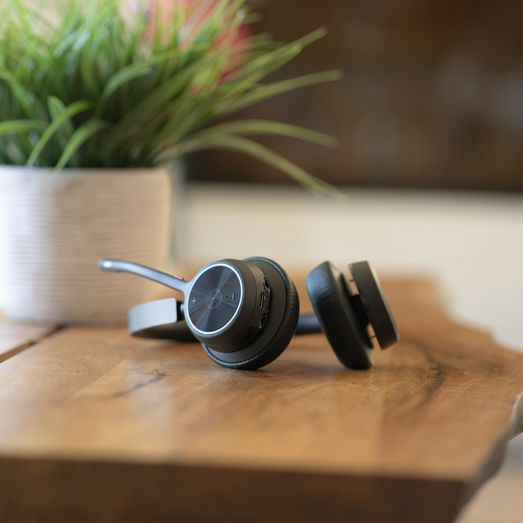 POLY Voyager 4320 USB-C Headset +BT700 dongle +Charging Stand - Image 8