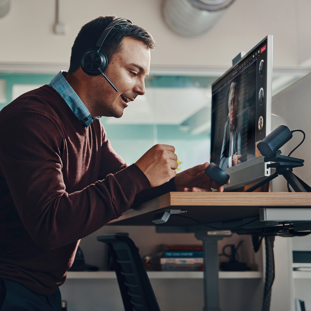 POLY Voyager Focus 2 USB-C with charge stand Headset - Image 2