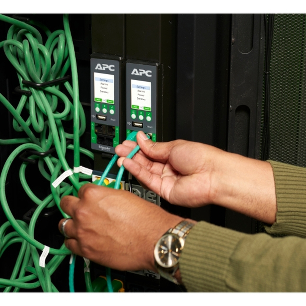 APC NetShelter Rack PDU Advanced, Switched, 3Phase, 22.1kW 400V 32A or 17.3kW 415V 30A, 48 Outlets, IEC309 - Image 9