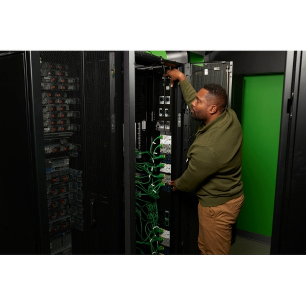 APC NetShelter Rack PDU Advanced, Switched, 3Phase, 22.1kW 400V 32A or 17.3kW 415V 30A, 48 Outlets, IEC309 - Image 10
